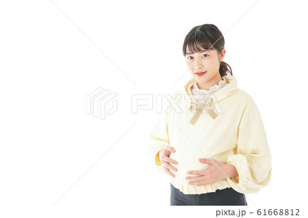 私服姿の若い妊婦の女性 61668812