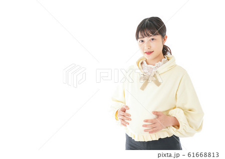 私服姿の若い妊婦の女性 61668813