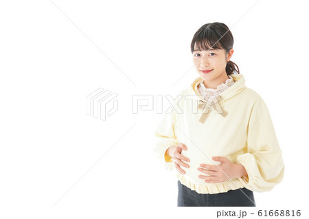 私服姿の若い妊婦の女性 61668816