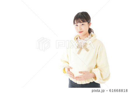 私服姿の若い妊婦の女性 61668818