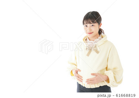 私服姿の若い妊婦の女性 61668819