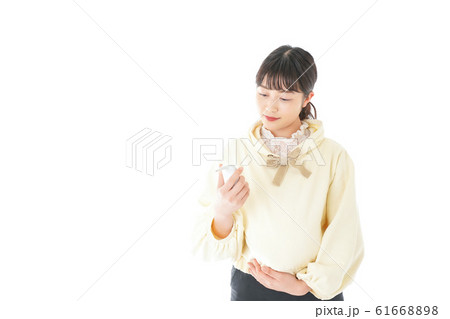 検温をする若い妊婦の女性 61668898