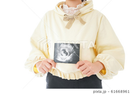 エコー画像を持つ若い妊婦の女性 エコー画像を持つ若い妊婦の女性 61668961