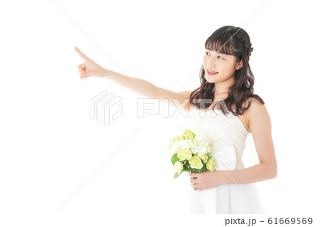 ブーケを持ち指差す花嫁の女性 ブーケを持ち指差す花嫁の女性 61669569