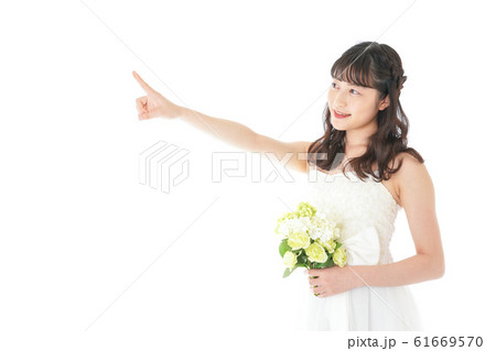 ブーケを持ち指差す花嫁の女性 ブーケを持ち指差す花嫁の女性 61669570