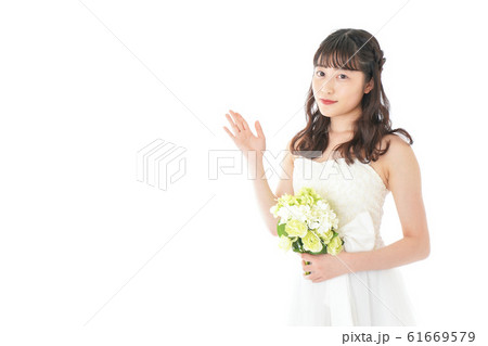 ブーケを持ち指差す花嫁の女性 61669579
