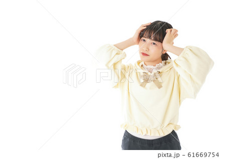 頭痛に苦しむ若い女性 61669754