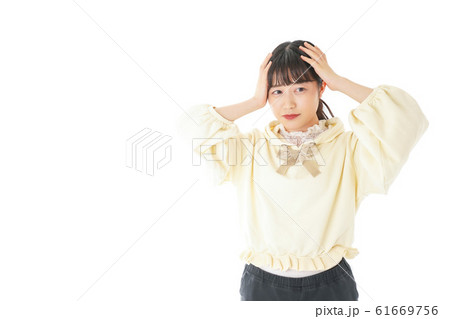 頭痛に苦しむ若い女性 頭痛に苦しむ若い女性 61669756