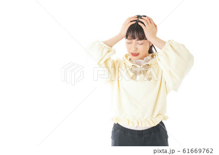 頭痛に苦しむ若い女性 頭痛に苦しむ若い女性 61669762