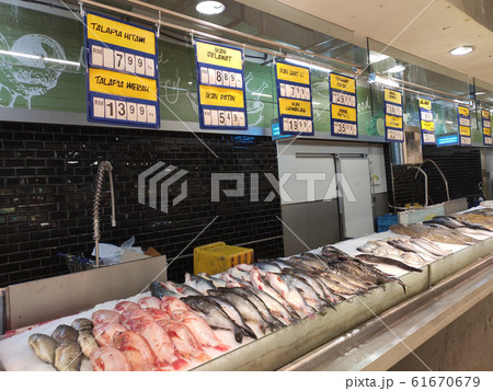 Various types of fish in the fish market are displayed for sale. Labelled with fish species and prices. 61670679