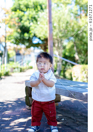 公園で遊ぶ乳幼児 61671271