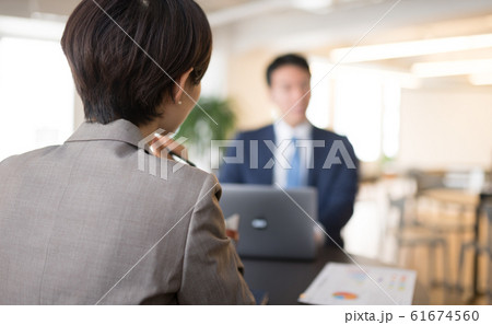 ビジネスシーン ビジネスシーン 61674560