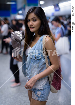 Young beautiful Asian tourist woman exploring the city of Bangko 61675840