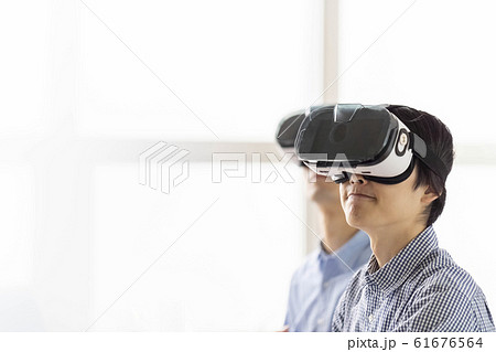 VRゴーグルで5G最新技術を3D体験しビジネスに取り入れる男性二人 VRゴーグルで5G最新技術を3D体験しビジネスに取り入れる男性二人 61676564