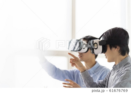 VRゴーグルで5G最新技術を3D体験し建築設計に取り入れる男性2人 61676769