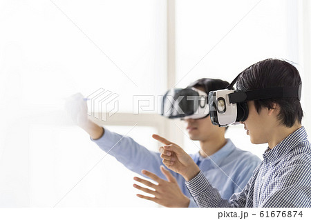 VRゴーグルで5G最新技術を3D体験しビジネスに取り入れる男性二人 VRゴーグルで5G最新技術を3D体験しビジネスに取り入れる男性二人 61676874