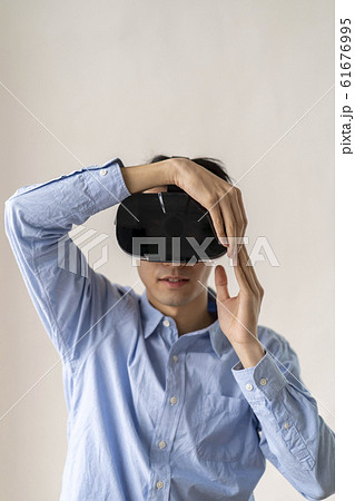 VRゴーグルで5G最新技術を3D体験する男性 61676995