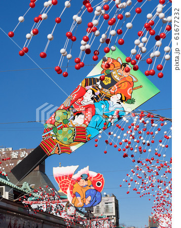 正月の浅草仲見世通り 61677232