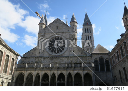 ロマネスク様式の壮麗な建築物が屹立するベルギー最古の街　トゥルネーのノートルダム大聖堂 61677915