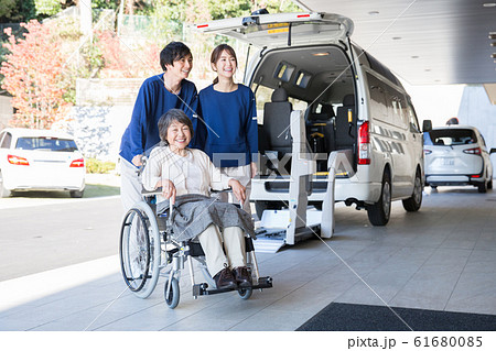 シニアの女性と介護士 61680085