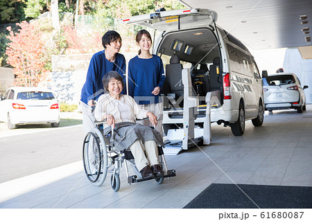 シニアの女性と介護士 61680087