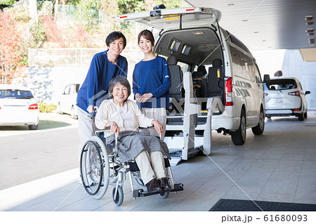 シニアの女性と介護士 61680093