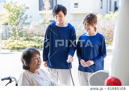 シニアの女性と介護士 61680108