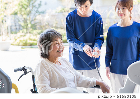 シニアの女性と介護士 61680109