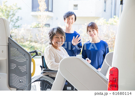 シニアの女性と介護士 61680114