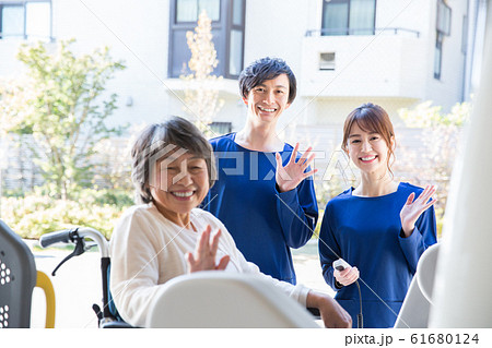 シニアの女性と介護士 61680124