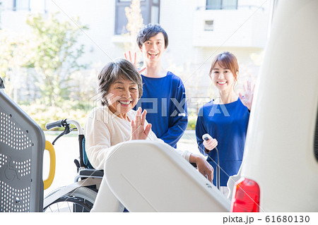 シニアの女性と介護士 61680130