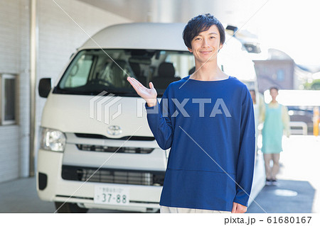 送迎する男性スタッフ 61680167