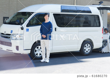 送迎する男性スタッフ 61680270