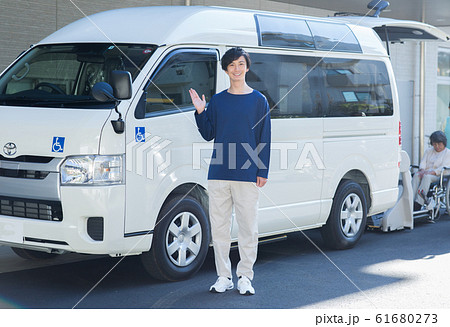 送迎する男性スタッフ 61680273