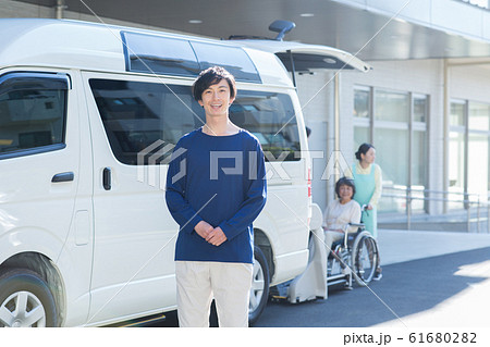送迎する男性スタッフ 61680282