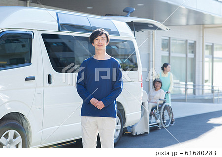 送迎する男性スタッフ 61680283