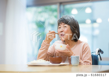食事をするシニア女性 61680317