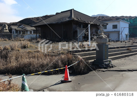 損壊中で立入規制中の阿蘇山本堂西巌殿寺奥之院 61680318
