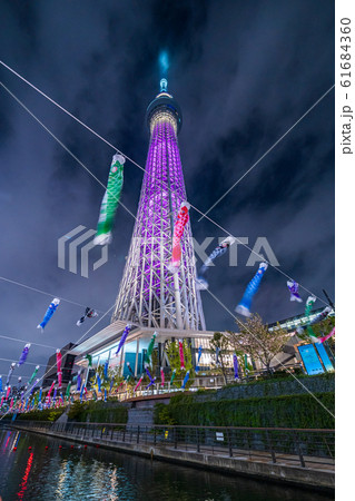 夜景 東京スカイツリーライトアップと鯉のぼりの写真素材