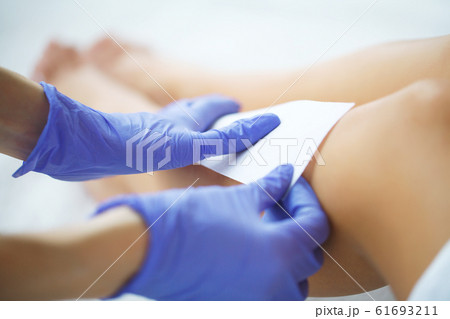 Skin Care. Beautician waxing a woman's leg 61693211