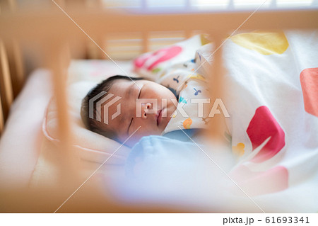 生まれたばかりの赤ちゃん 生まれたばかりの赤ちゃん 61693341