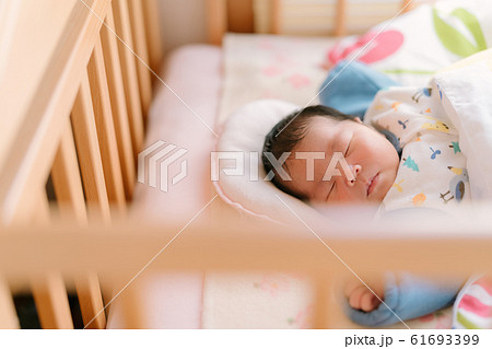 生まれたばかりの赤ちゃん 61693399