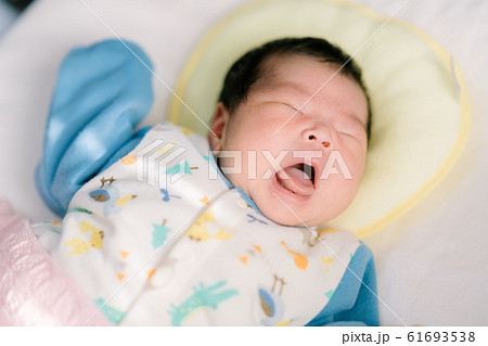生まれたばかりの赤ちゃんの写真素材 61693538 Pixta