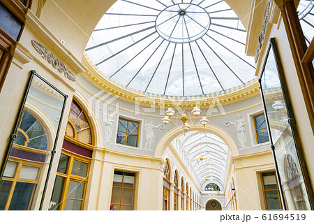 パリのパッサージュ（ギャルリ・ヴィヴィエンヌ） 61694519