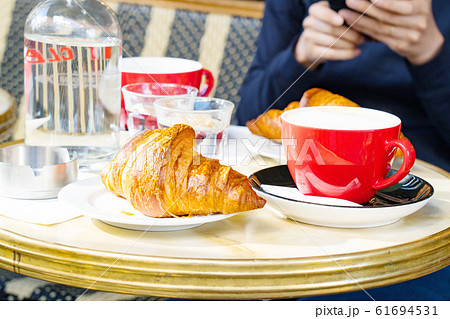 パリのカフェ 61694531