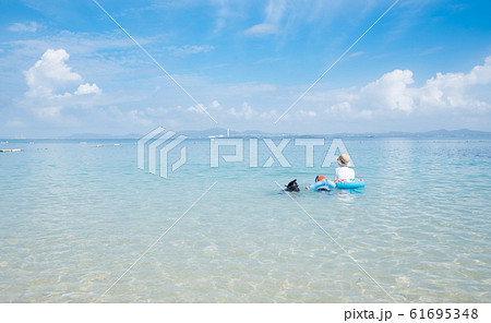 海で遊ぶ親子 61695348