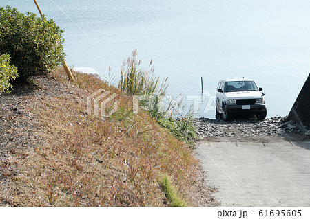 湖の水に浸かる四駆 61695605