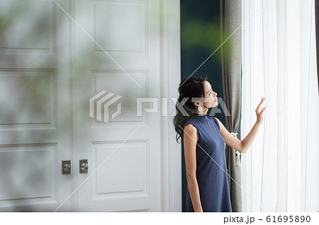 モダンインテリア 女性 モダンインテリア 女性 61695890