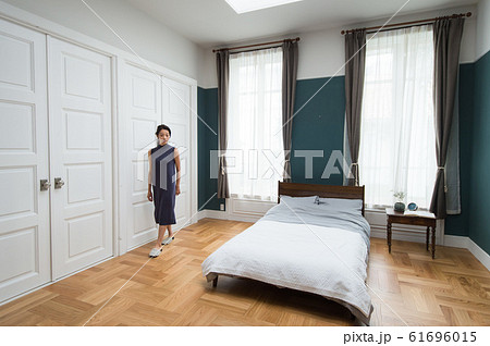 モダンインテリア　寝室　女性 61696015