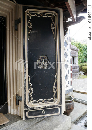 観光地　斎理屋敷の蔵の扉　江戸時代から七代続いた東北の豪商 61696111